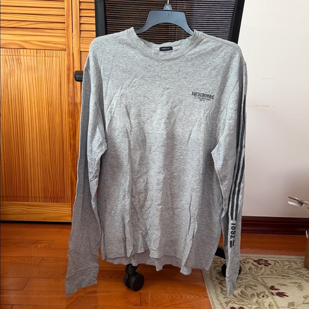 Abercrombie & Fitch Gray Long Sleeve Tee